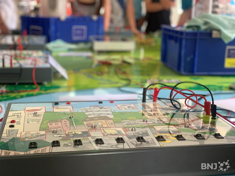 La maquette, ludique, montre en petit les enjeux en grand du réseau électrique de la région.