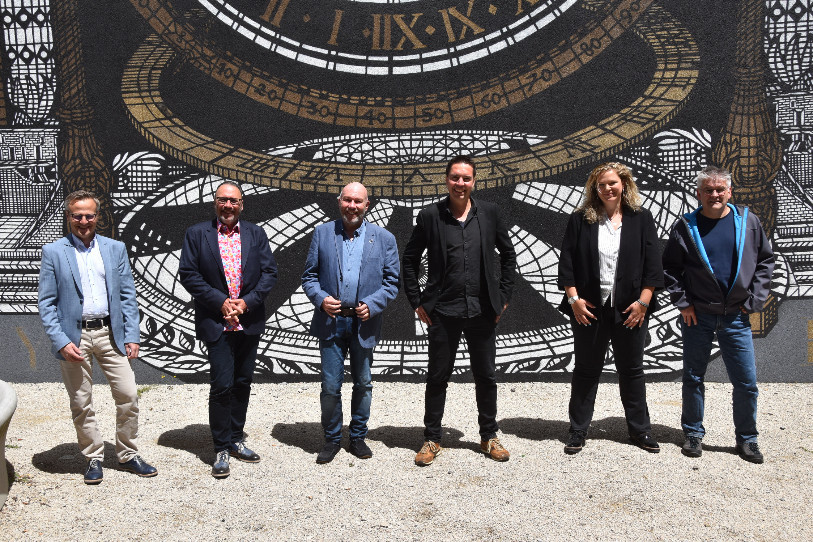 La nouvelle photo du Conseil communal a été dévoilée vendredi. (de gauche à droite : Patrick Martinelli, chancelier / Miguel Perez, VERTS / Claude Dubois, PLR, vice-président / Cédric Dupraz, POP, président / Sarah Favre, PLR / Denis de la Reussille, POP). (Photo : Ville du Locle)