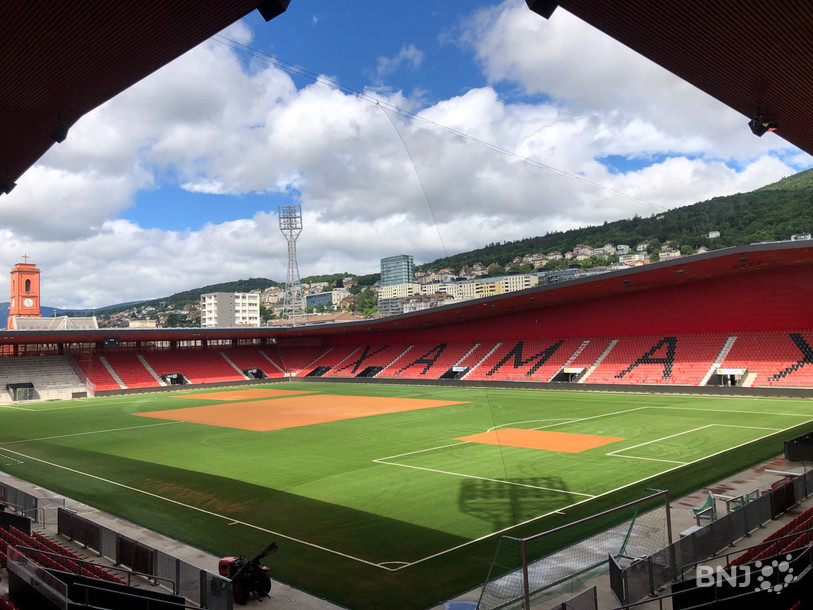 Certaines zones de la pelouse ont été recouvertes de liège pour protéger le nouveau terrain en vue de l'Eurogym.