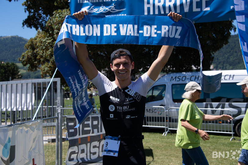 Elio Schneider a pu savourer sa victoire après avoir franchi la ligne d'arrivée samedi à Engollon. (photo : Bertrand Pfaff)