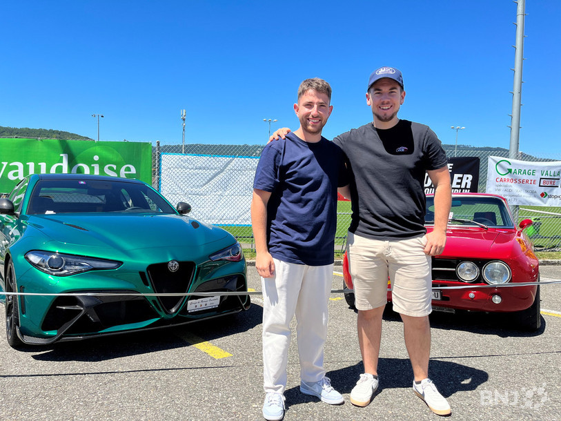 Loris Pinto et Florian Joliat font partie des organisateurs du rassemblement. Ils posent devant les deux Alfa Romeo, GTAm, ancien et nouveau modèle.