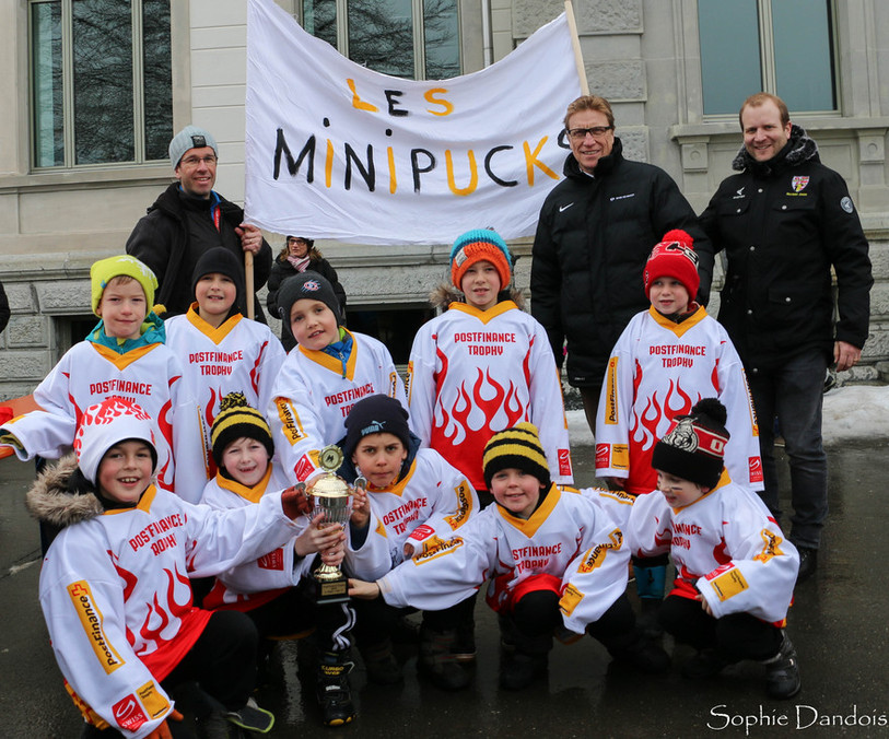Les Minipucks posent en compagnie de Glen Hanlon (derrière au centre)