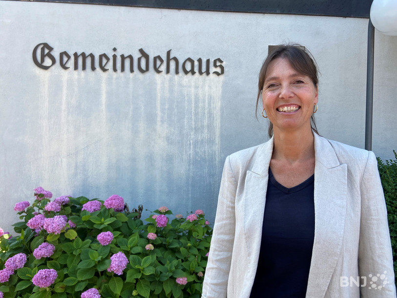Christine Schneider, notre guide du jour, devant la Gemeindehaus de Bellmund.
