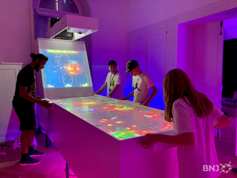 La Villa héberge un flipper numérique conçu par les artistes Mandril et Christopher Lanza, ainsi que deux étudiants de la HE-Arc Ingénierie, Bruno Costa et Diogo Lopes da Silva.