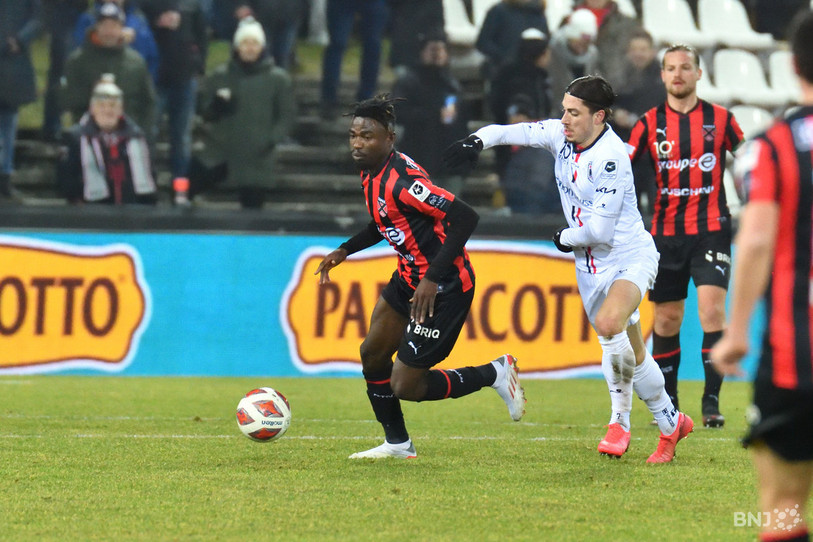 Nicky Beloko, ici contre Aarau, était un élément de poids au milieu de terrain xamaxien. (photo archives)
