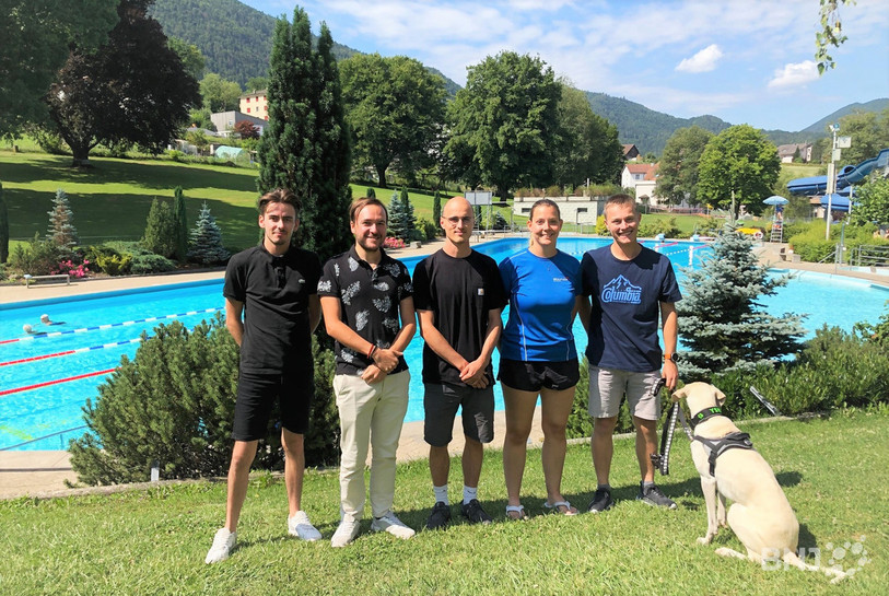 Les organisateurs des 24h de la piscine de Moutier, de gauche à droite: Yan Crevoisier, Nathan Zürcher, Léonard Léchot, Célia Wermelinger et Lohann Steiner. Manque sur la photo: Alain Grub.