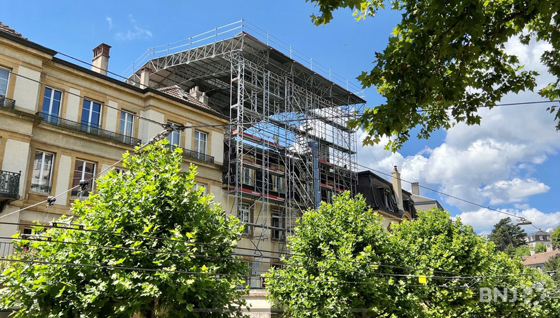 Le bâtiment qui avait pris feu au début du mois de juin est désormais protégé des éléments par une structure.