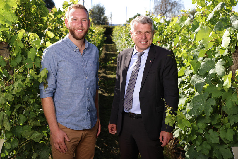 Nick Bösiger, de Douanne, a été sacré « Vigneron bernois de l’année 2022 » par le conseiller d’État Christoph Ammann. (photo: Marco Zanoni)
