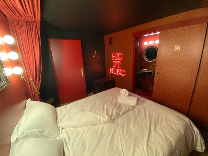 Une des chambres du Peanut Medieval Lodge. Photo: Emilien Sommier