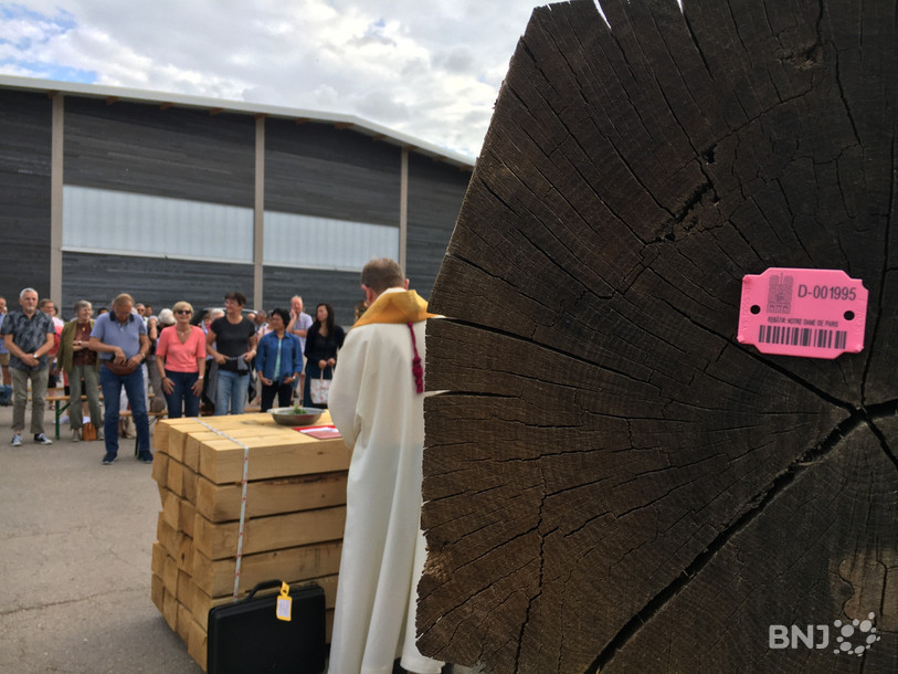 Les poutres dûment estampillées partent pour Paris.