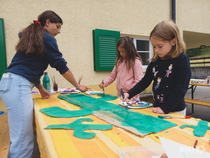 Afin d'embellir les stands montés lors de leur dernière soirée, les enfants ont fabriqué des décorations sur le thème de l'Amérique du Sud. (Photo : colonie des Rouges-Terres)