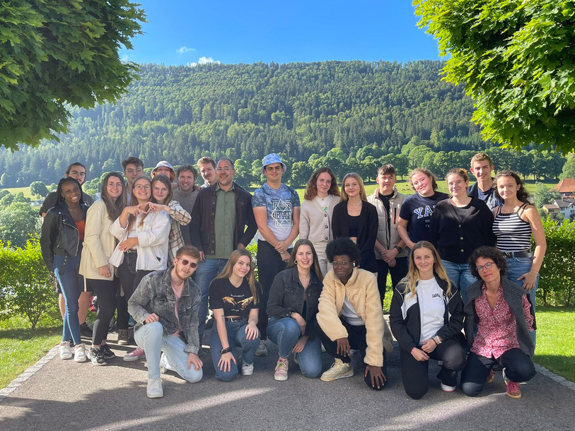 Les 25 auteurs de « Décalogue du crime », un projet qui a été chapeauté par David Burkhard et deux collègues. Photo: Ceff.