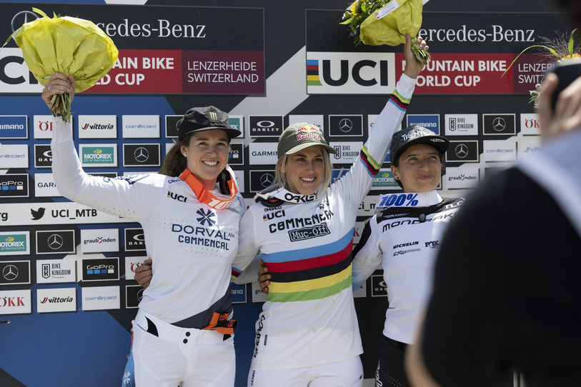 Camille Balanche (à gauche) termine juste derrière la championne du monde Myriam Nicole (maillot arc-en-ciel au centre). (Photo : KEYSTONE/Gian Ehrenzeller)