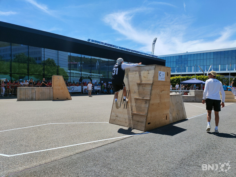 L'un des derniers obstacles avant la ligne d'arrivée sur l'esplanade de La Riveraine.