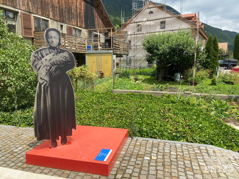 La statue d'Elise Benoit Huguelet trône désormais sur la place du village à Vauffelin.