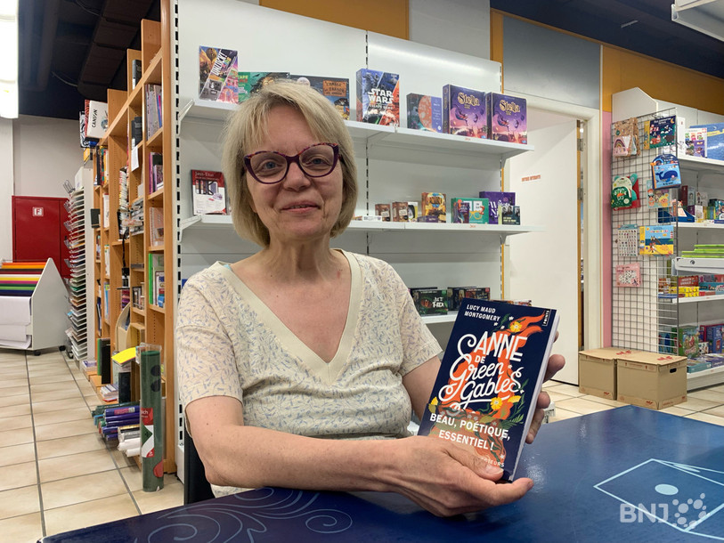 Nicole Brosy tient entre ses mains le livre « Anne de Green Gables », pour lequel elle a eu un véritable coup de cœur.