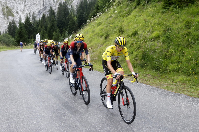 Tadej Pogacar a marqué de son emprunte la première semaine du Tour de France. (Photo: EPA/YOAN VALAT)