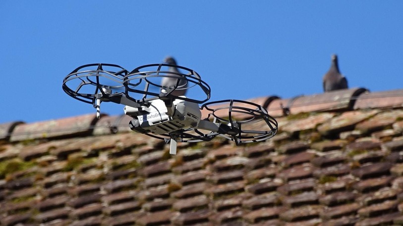 Le drone qui a été utilisé pour localiser les pigeons, ici dans la cour du château de Delémont. (Photo : Sauvain Désinfection)