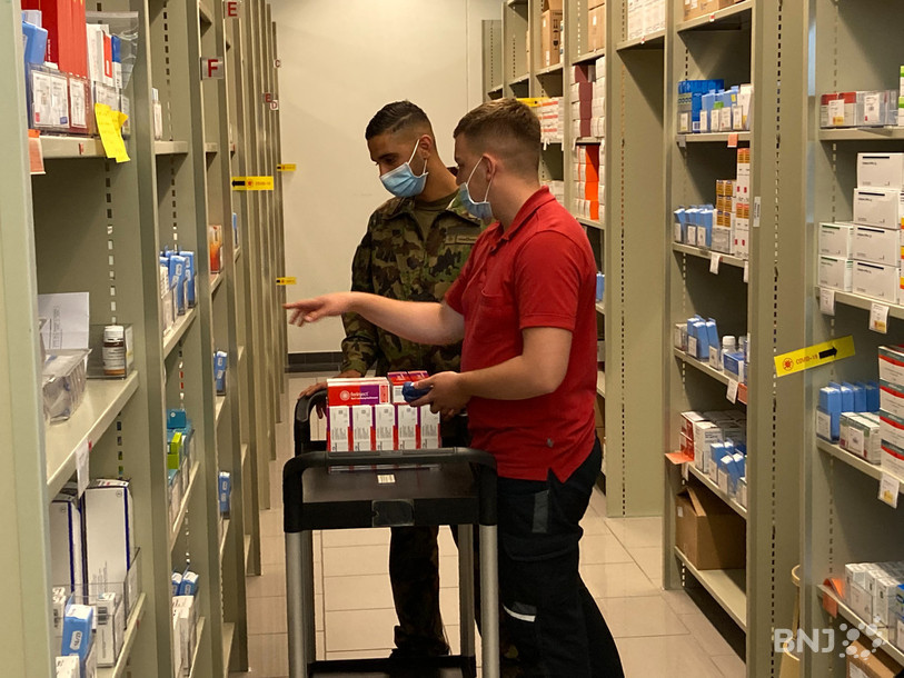 Le soldat Anil Öktem est engagé à la pharmacie de l'hôpital de La Chaux-de-Fonds.
