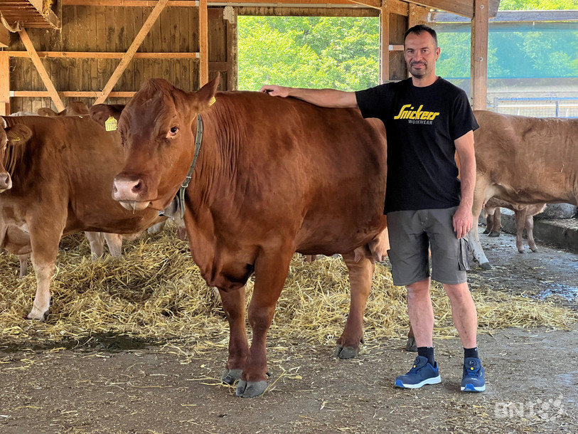 Fabrice Cerf au milieu de ses animaux dans sa ferme de Courtemaîche.