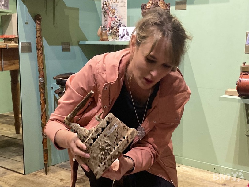 Nathalie Zürcher présente la première pièce de ce musée