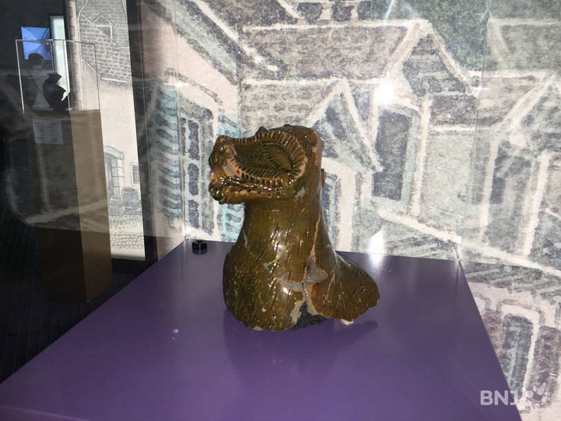 Cet acquamanile, fin XIVe - début XVe siècle, permettait de laver les mains des nobles. Cet objet fait partie de la nouvelle exposition au Musée lapidaire de St-Ursanne.