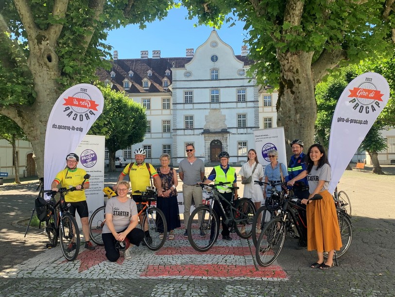 L'équipe de Procap et ses soutiens dans la cour du château de Delémont. Seuls Markus Schneeberger et Markus Spielmann (en jaune, de gauche à droite) ont relié Delémont au Locle.
