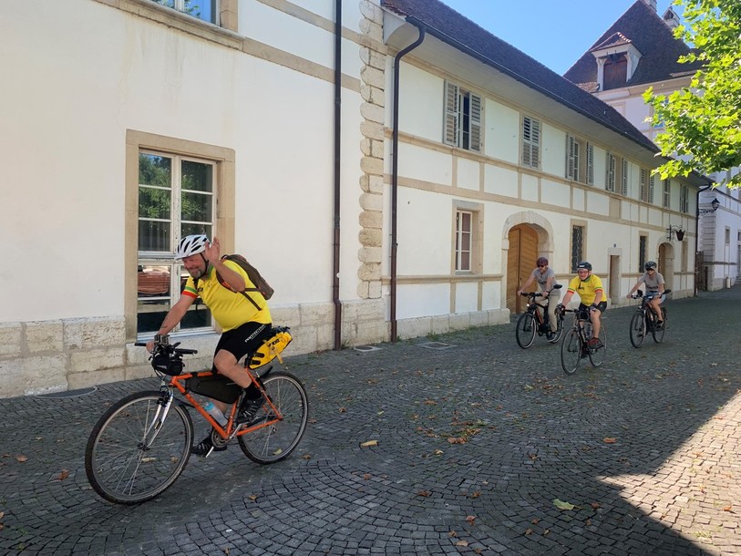 Les sportifs de Procap quittent le château de Delémont. Ils sont accompagnés par leurs soutiens et par la police jusqu'à la sortie de la ville.