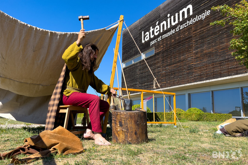 Un forgeron fera une démonstration de son art de manière ponctuelle jusqu'à la fin de l'animation, au village celtique du laténium.