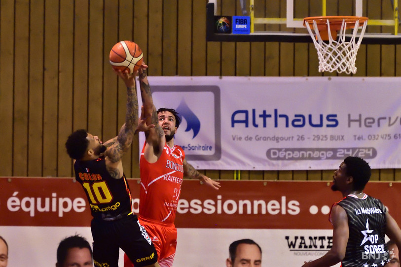 Alex Wilbourn (ici en rouge) va retrouver le Chaudron et le maillot du BC Boncourt (photo : archives/Georges Henz).