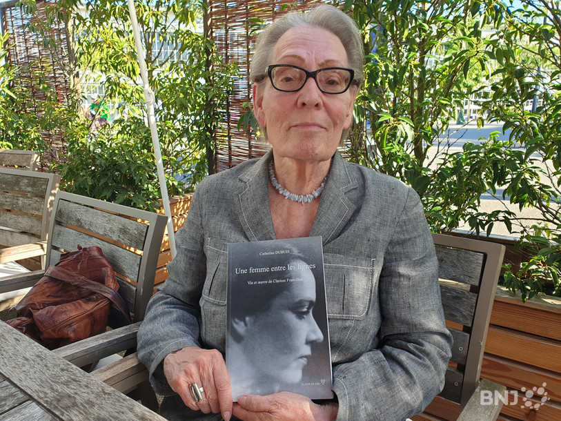 Lors de la rédaction de la biographie de Clarisse Francillon, Catherine Dubuis explique avoir eu beaucoup d’empathie pour le personnage. Mais elle a eu besoin également de lucidité pour éviter un recueil d’éloges à l’égard de la romancière et pour être au plus proche de la réalité.