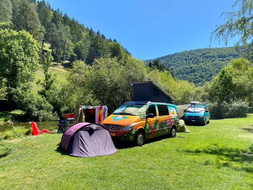 Les touristes profitent des joies du bords du Doubs au camping de Tariche.
