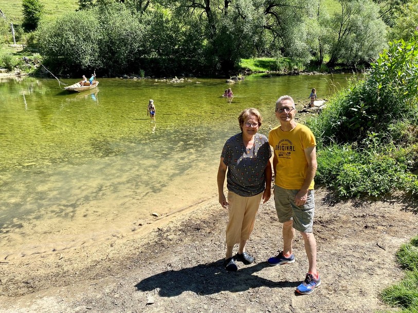 Les gérants de camping de Tariche Corinne et Michel Maître posent au bord du Doubs.