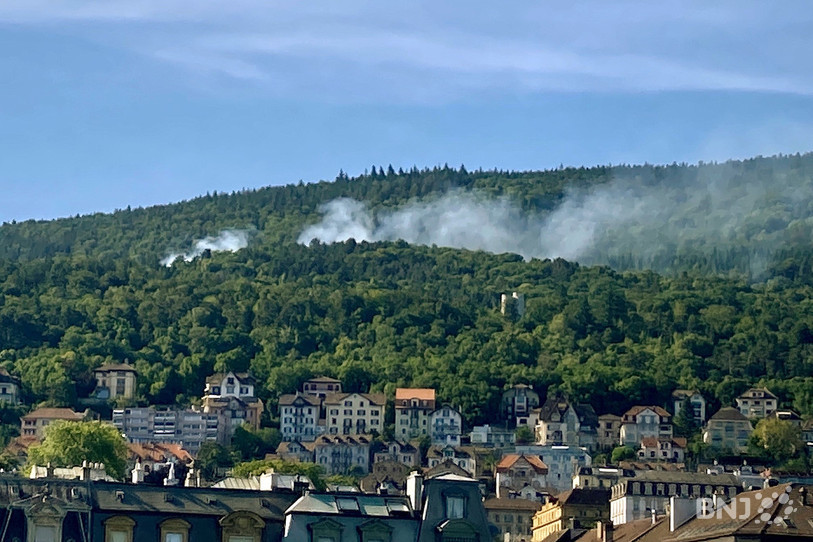 Le panache de fumée était visible loin à la ronde.