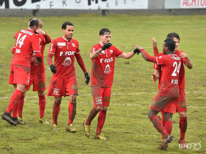 Les joueurs du FC Bienne se congratulent, ils ne sont plus lanterne rouge