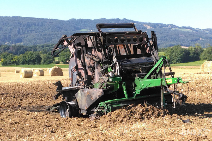 Une botteleuse a brûlé à Chevenez.