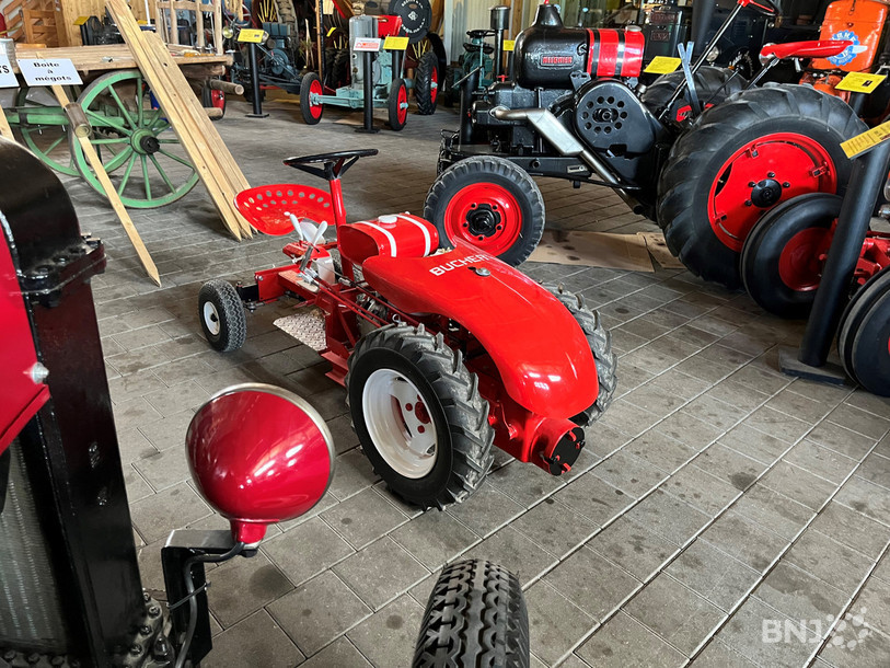 Les deux frères Vuillaume ont travaillé sur un motoculteur des années 50 pour en faire un petit tracteur.