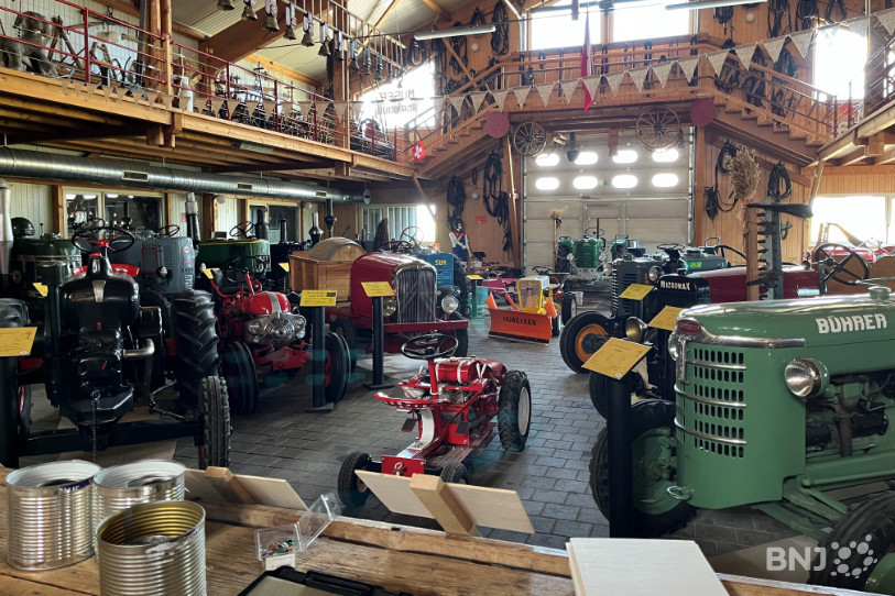 150 tracteurs peuplent la grange du Musée agricole de Grandfontaine.