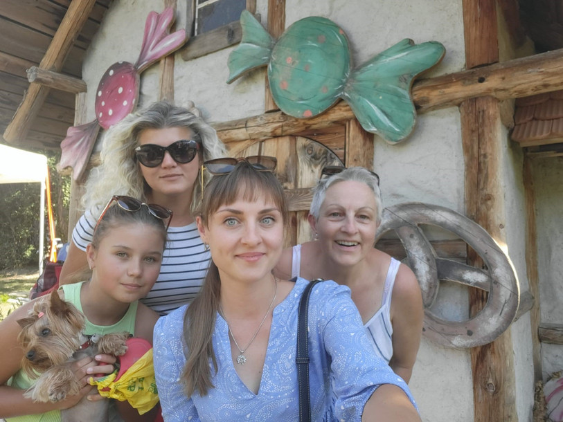 Valérie Borruat (à droite) avec les trois Ukrainiennes qu'elle héberge chez elle à Moutier. Photo : Valérie Borruat