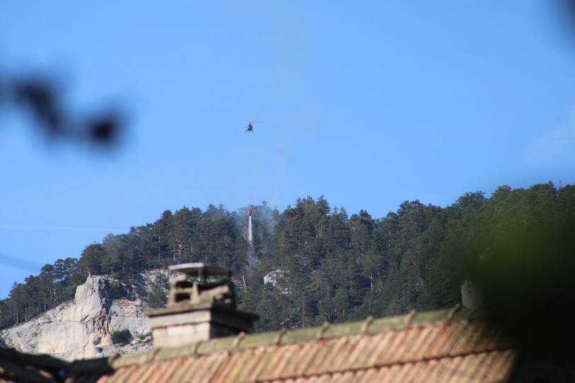 Un hélicoptère a fait de nombreux allers-retours lundi soir dans le secteur du Raimeux. (Photo: Christophe Salgat)