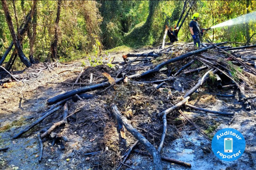 Un incendie s'est déclaré à la place de compostage de Vendlincourt, probablement dû à la fermentation des déchets naturels (photo : Auditeur reporter)