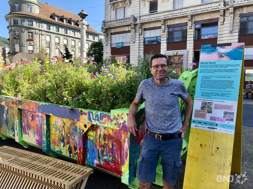 L'un des organisateurs de « LabCity » Matthias Gebel, devant un conteneur de fleurs à Bienne.