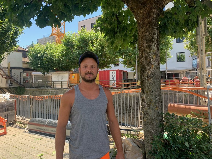 Lucas Vanhouteghen a travaillé toute la journée sous la chaleur du soleil jurassien mais ne s’en plaint nullement.