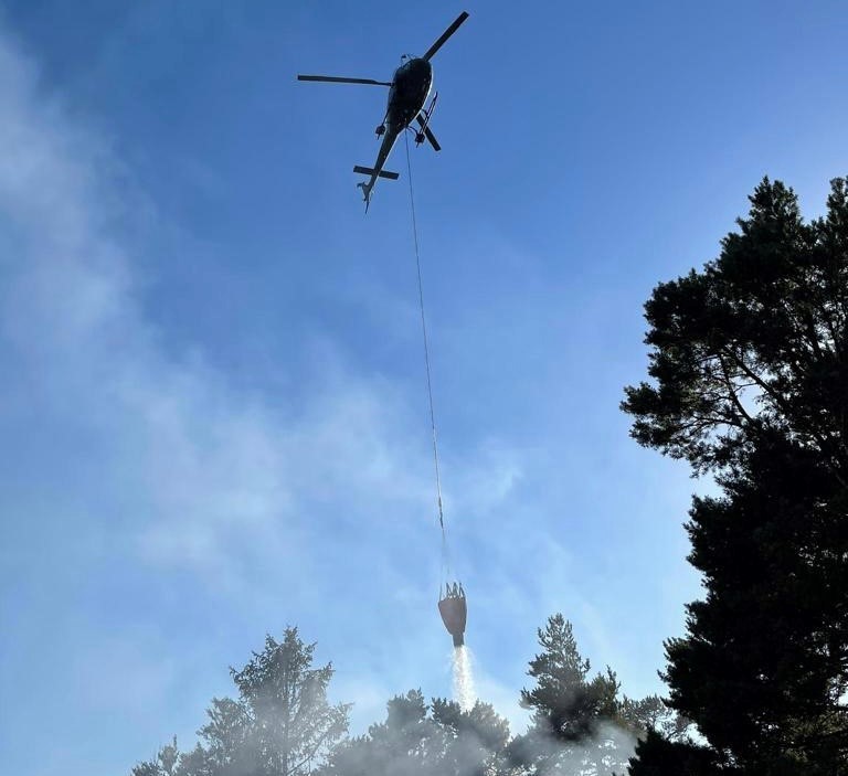 Un hélicoptère a dû être déployé pour accéder à l'incendie.
