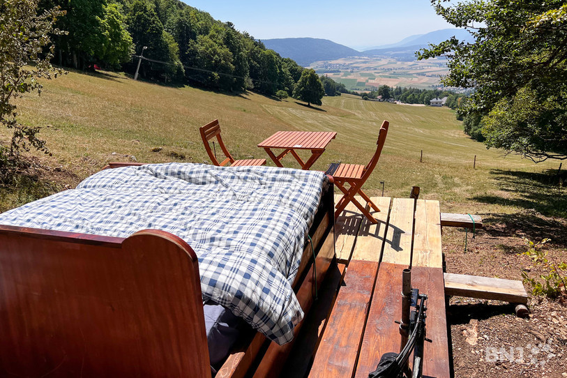 L'agrotourisme comprend aussi du camping « premium ». La Métairie de Clémesin propose cette année de dormir dans un lit à la belle étoile.