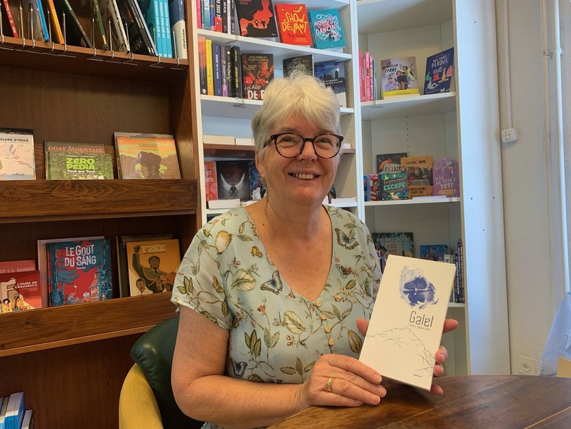 Micheline Huguelet et le livre de Fanny Desarzens dans la librairie Point-Virgule à Moutier.