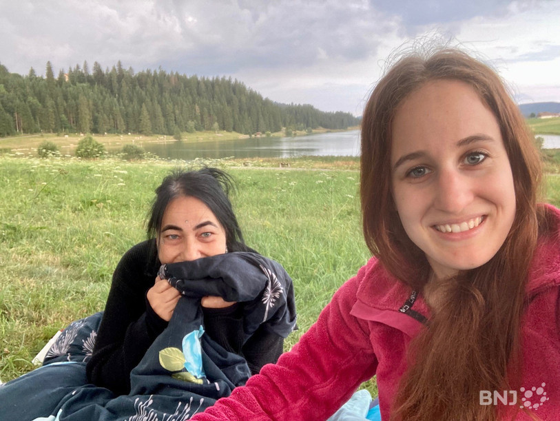 Sarah Massy (à gauche) et Aude Raimondi (à droite) ont dormi au bord du lac des Taillères.