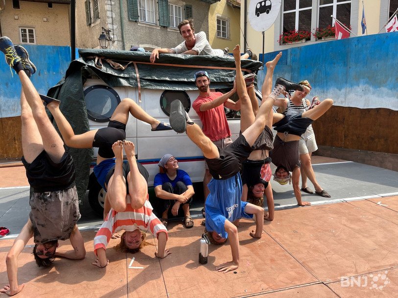 La membre de la direction du Cirque Chnopf, Sibill Urweider (à droite), et une partie de la troupe zurichoise montent sur scène dans le Jura.