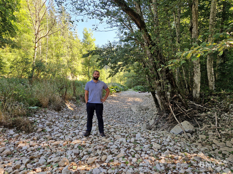 Robin Berger, collaborateur scientifique cantonal dans le domaine de la faune aquatique et de la pêche, dans le lit du Buttes.