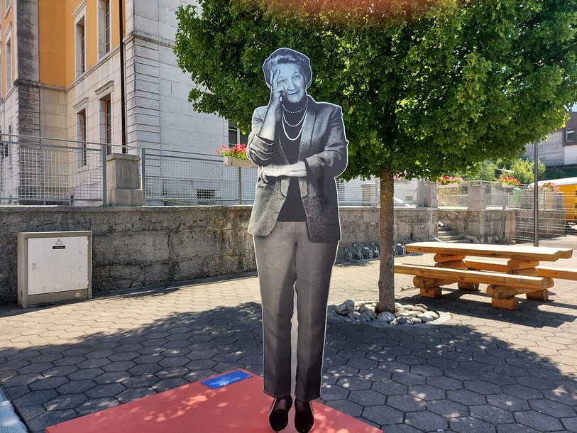 La statue de Betty Fiechter est installée sur la Place du Village de Villeret.